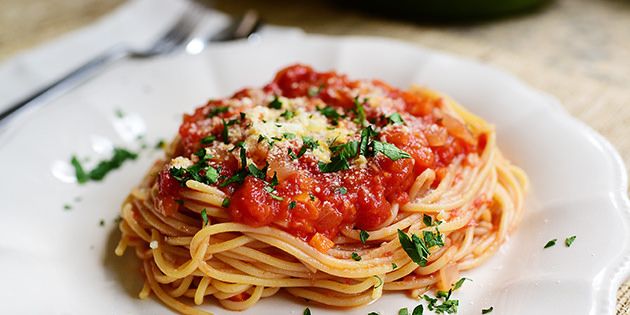 spaghetti and marinara sauce