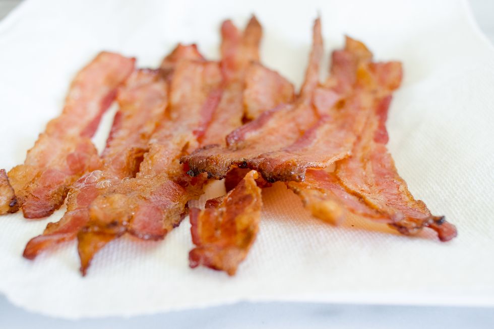 https://hips.hearstapps.com/thepioneerwoman/wp-content/uploads/2015/09/how-to-cook-bacon-in-the-oven-03.jpg?resize=980:*