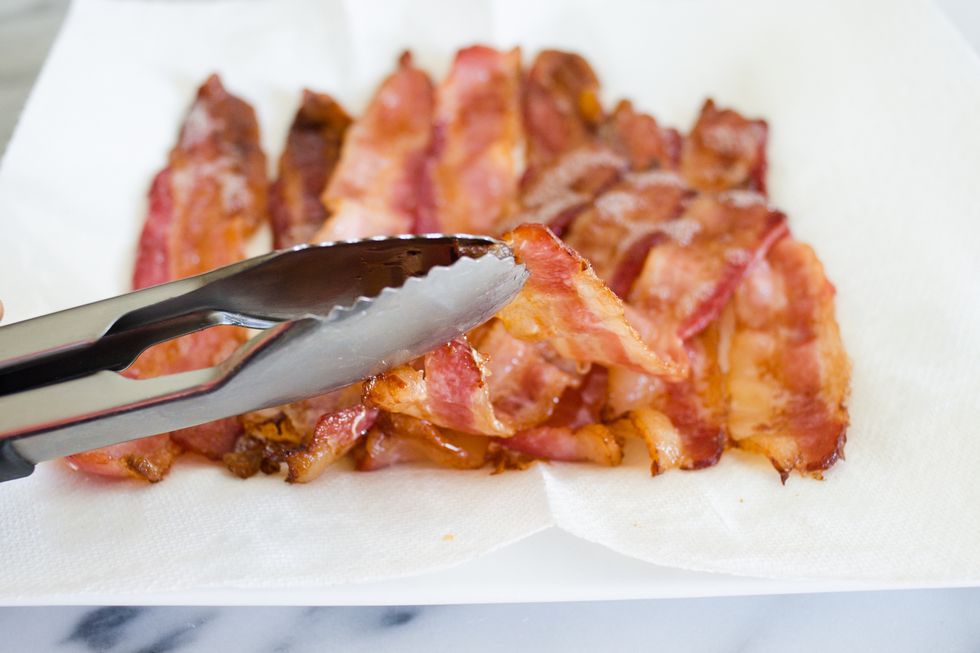 https://hips.hearstapps.com/thepioneerwoman/wp-content/uploads/2015/09/how-to-cook-bacon-in-the-oven-07.jpg?resize=980:*