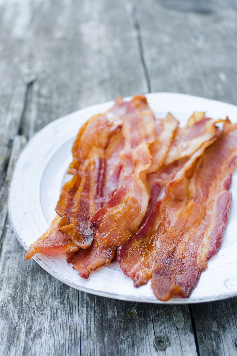 https://hips.hearstapps.com/thepioneerwoman/wp-content/uploads/2015/09/how-to-cook-bacon-in-the-oven-13.jpg?resize=980:*