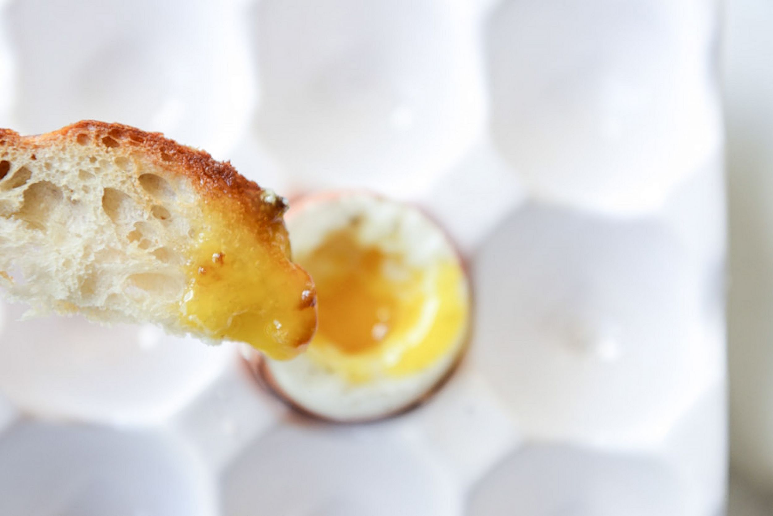 https://hips.hearstapps.com/thepioneerwoman/wp-content/uploads/2015/09/how-to-make-soft-boiled-eggs-06.jpg