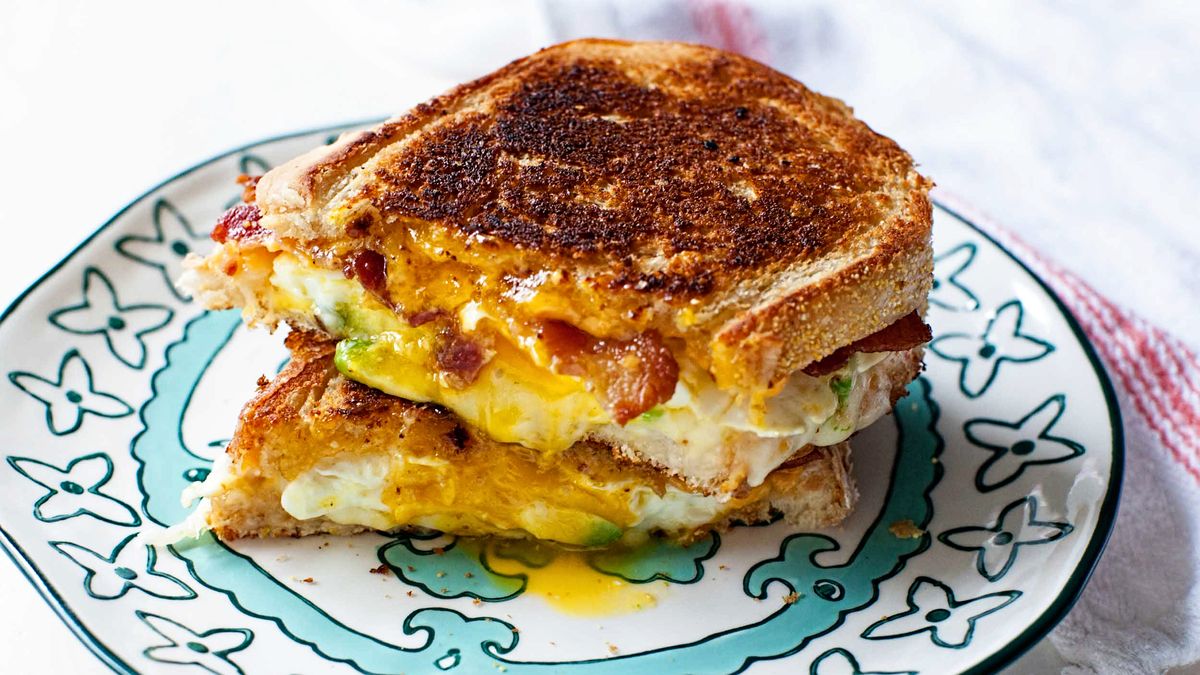 https://hips.hearstapps.com/thepioneerwoman/wp-content/uploads/2015/09/ultimate-grilled-cheese-00.jpg?crop=1xw:0.8435812837432514xh;center,top&resize=1200:*
