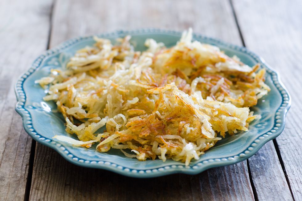 https://hips.hearstapps.com/thepioneerwoman/wp-content/uploads/2015/10/how-to-make-hash-browns-01.jpg?resize=980:*