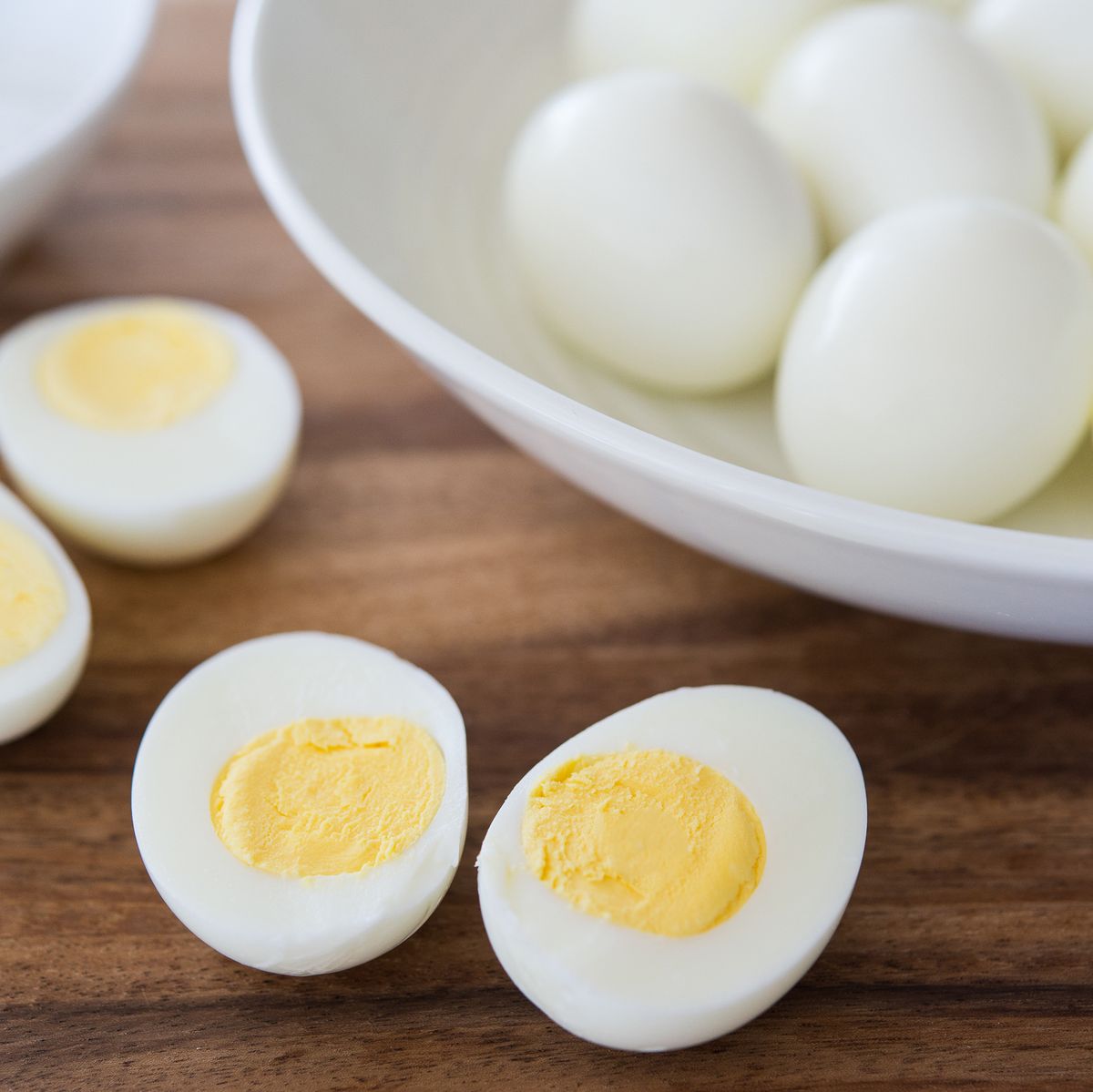 https://hips.hearstapps.com/thepioneerwoman/wp-content/uploads/2015/10/perfect-easy-to-peel-hard-boiled-eggs-001.jpg?crop=0.668xw:1.00xh;0.167xw,0&resize=1200:*