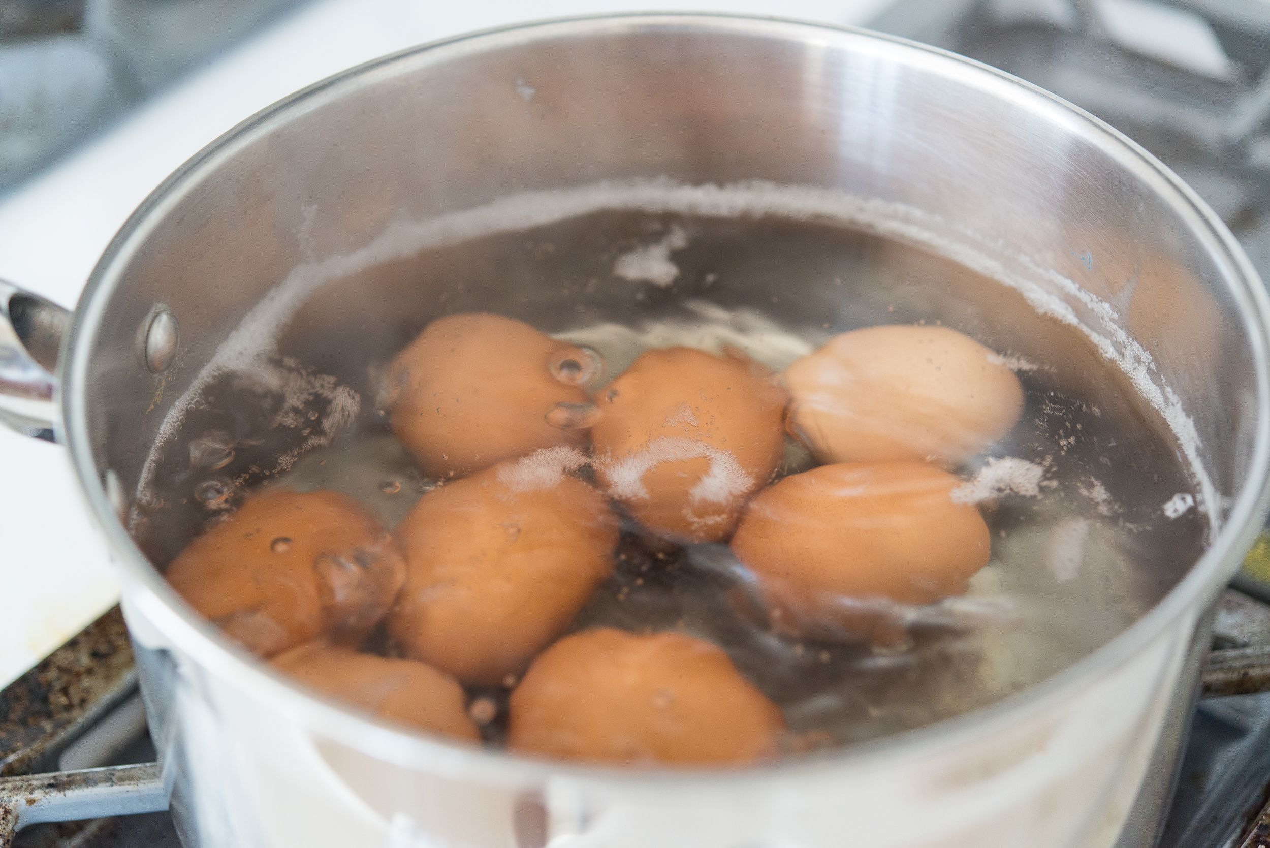 Яйца в кипяченой воде. Яйца в кастрюле. Яйца варятся. Варёное яйцо в воде. Варить яйца.