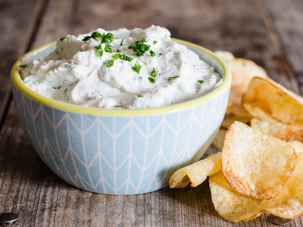https://hips.hearstapps.com/thepioneerwoman/wp-content/uploads/2016/01/homemade-french-onion-chip-dip-01.jpg?crop=0.8891112222778055xw:1xh;center,top&resize=1200:*