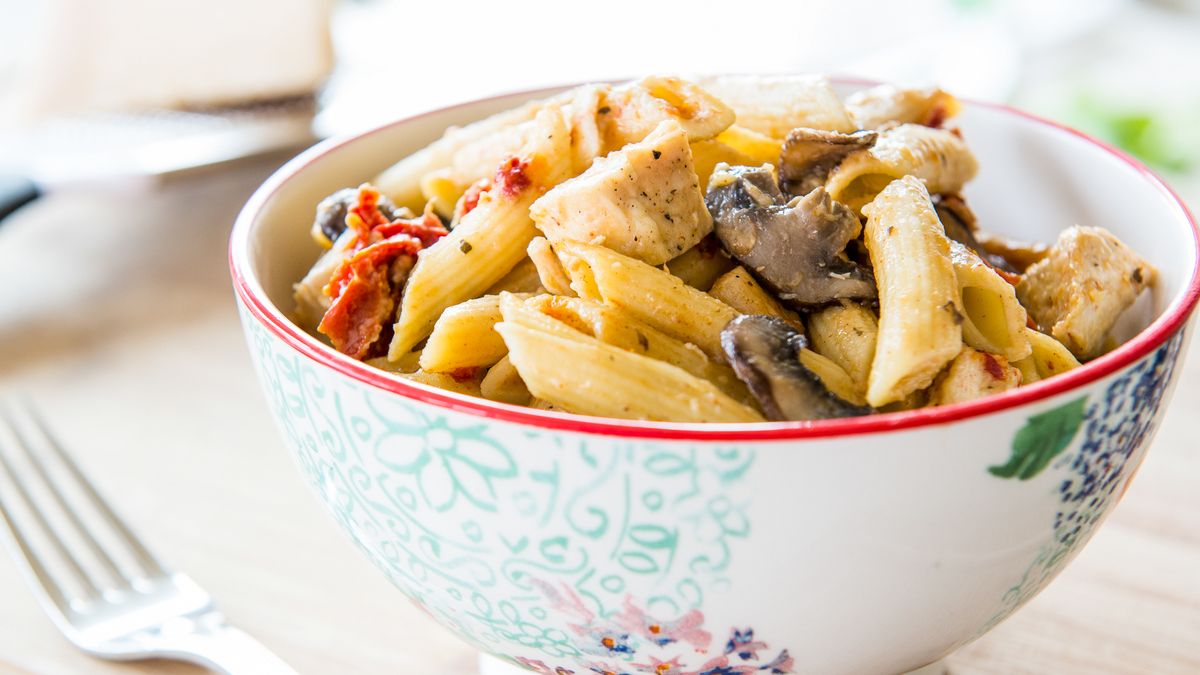 https://hips.hearstapps.com/thepioneerwoman/wp-content/uploads/2016/01/penne-with-mushrooms-chicken-and-sundried-tomatoes-00a.jpg?crop=1xw:0.8426966292134831xh;center,top&resize=1200:*