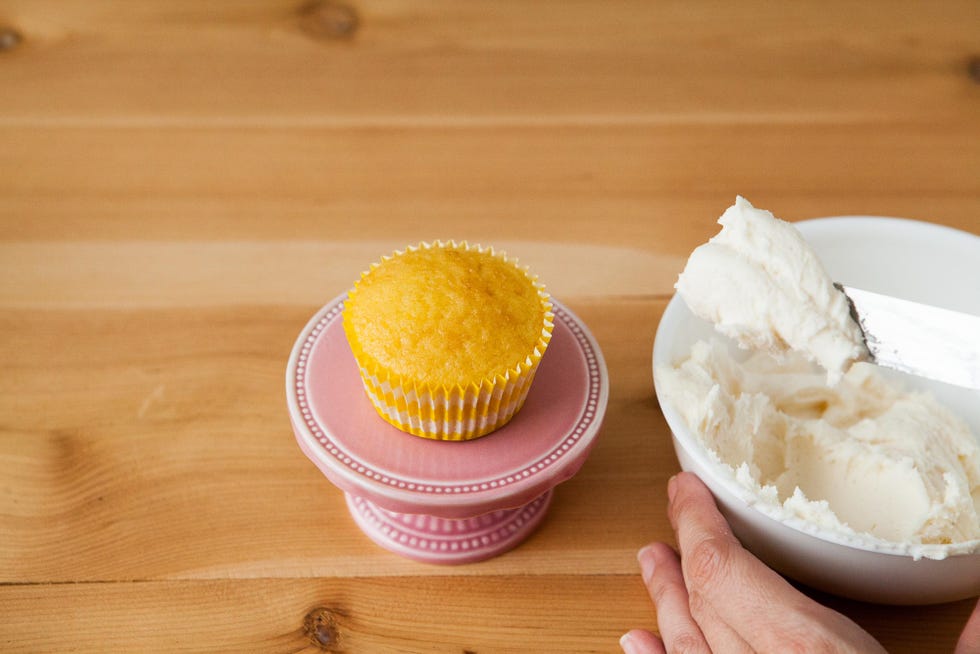 How to use an ice cream scoop to frost and bake cupcakes 