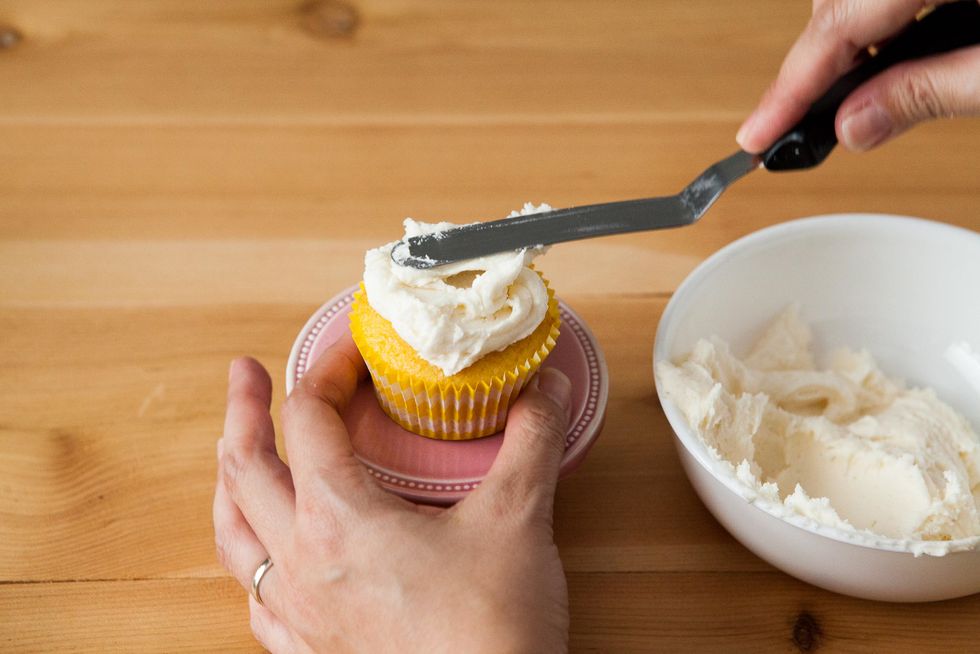 How to Frost Cupcakes Like a Pro - 3 Ways to Ice a Cupcake