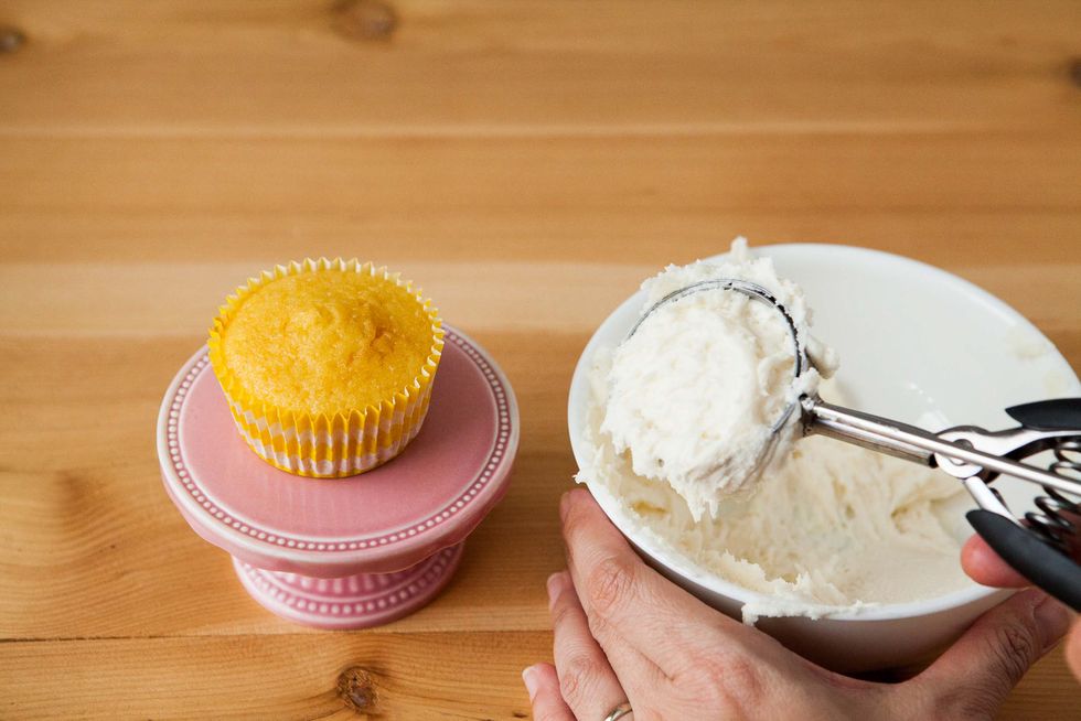 How to Frost Cupcakes