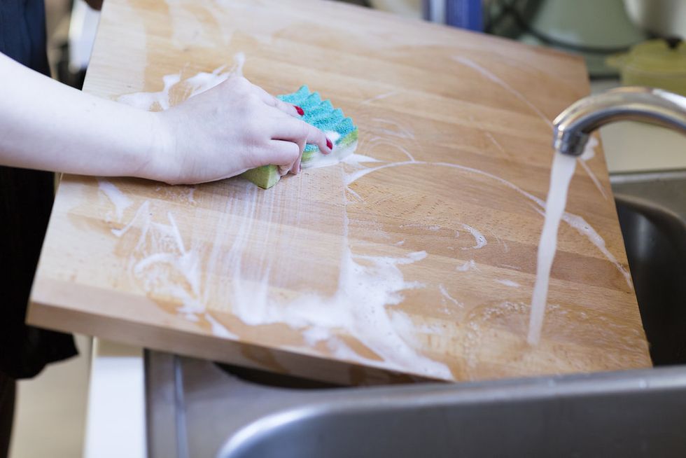 How to clean the wooden chopping board