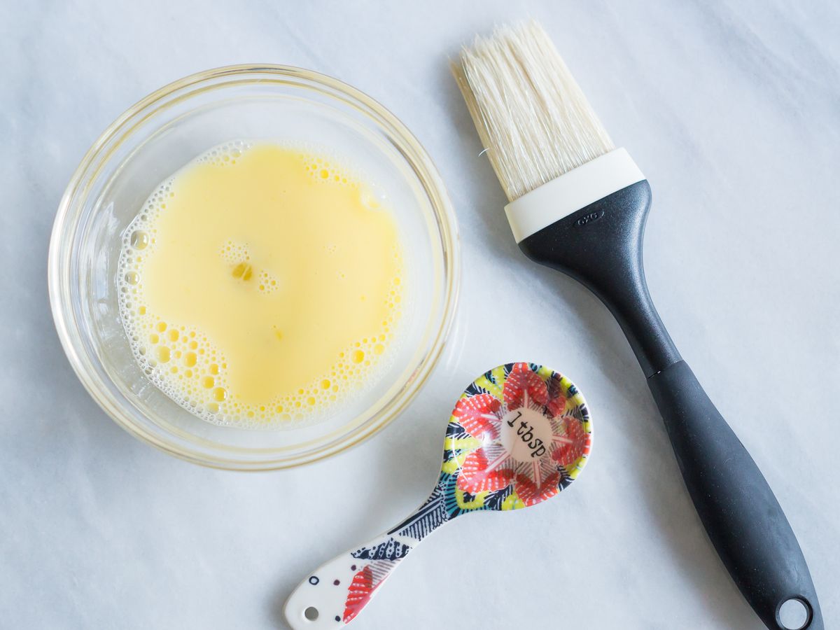 Pastry finishing tools Egg wash brush and pattern wheel Stock