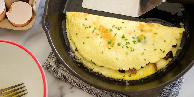 https://hips.hearstapps.com/thepioneerwoman/wp-content/uploads/2016/10/how-to-make-an-omelette-01b.jpg?crop=1.00xw:0.755xh;0,0.147xh&resize=640:*