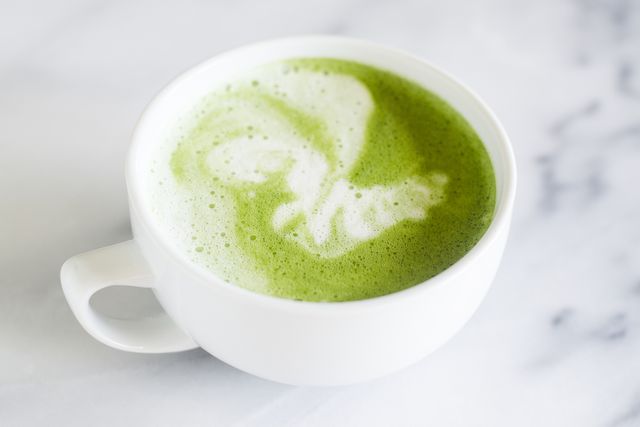 https://hips.hearstapps.com/thepioneerwoman/wp-content/uploads/2016/11/how-to-make-a-matcha-latte-01.jpg?resize=640:*