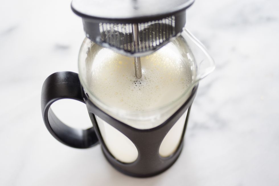https://hips.hearstapps.com/thepioneerwoman/wp-content/uploads/2017/01/how-to-froth-milk-without-an-espresso-machine-16.jpg?resize=980:*