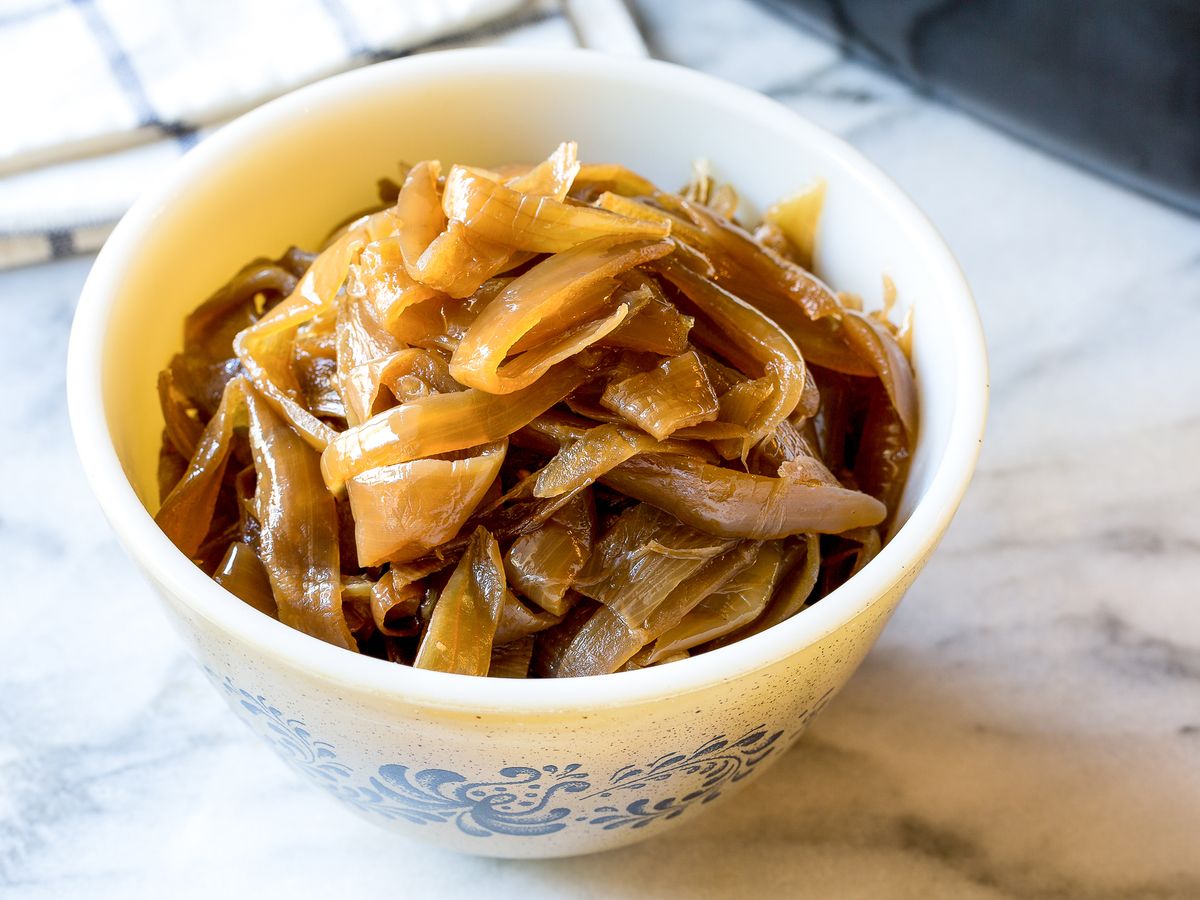 https://hips.hearstapps.com/thepioneerwoman/wp-content/uploads/2017/03/how-to-make-slow-cooker-caramelized-onions-08.jpg?crop=0.9353333333333333xw:1xh;center,top&resize=1200:*