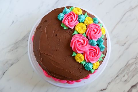 tips for frosting cakes—and 4 easy designs