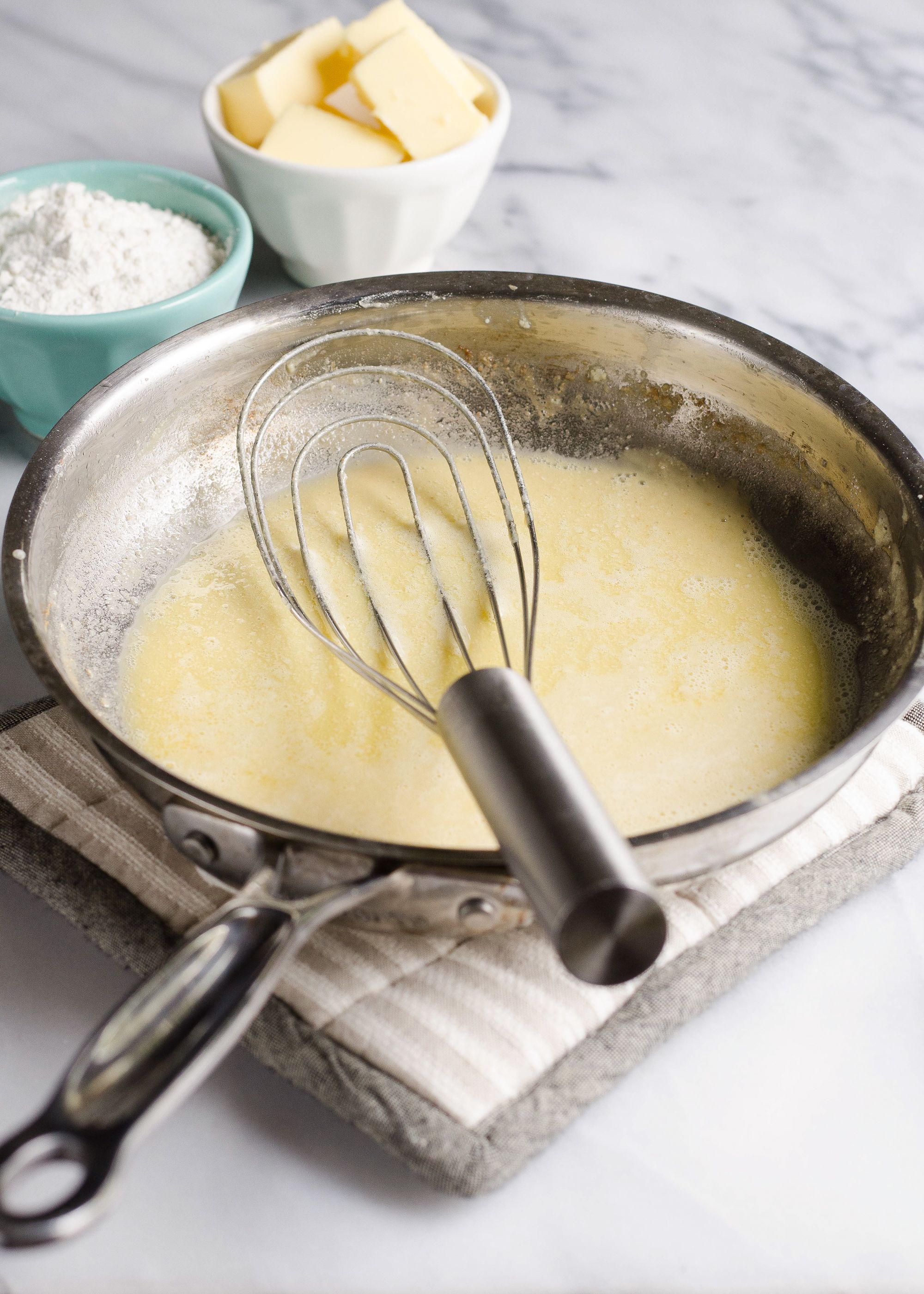 https://hips.hearstapps.com/thepioneerwoman/wp-content/uploads/2017/10/how-to-make-a-roux-09.jpg