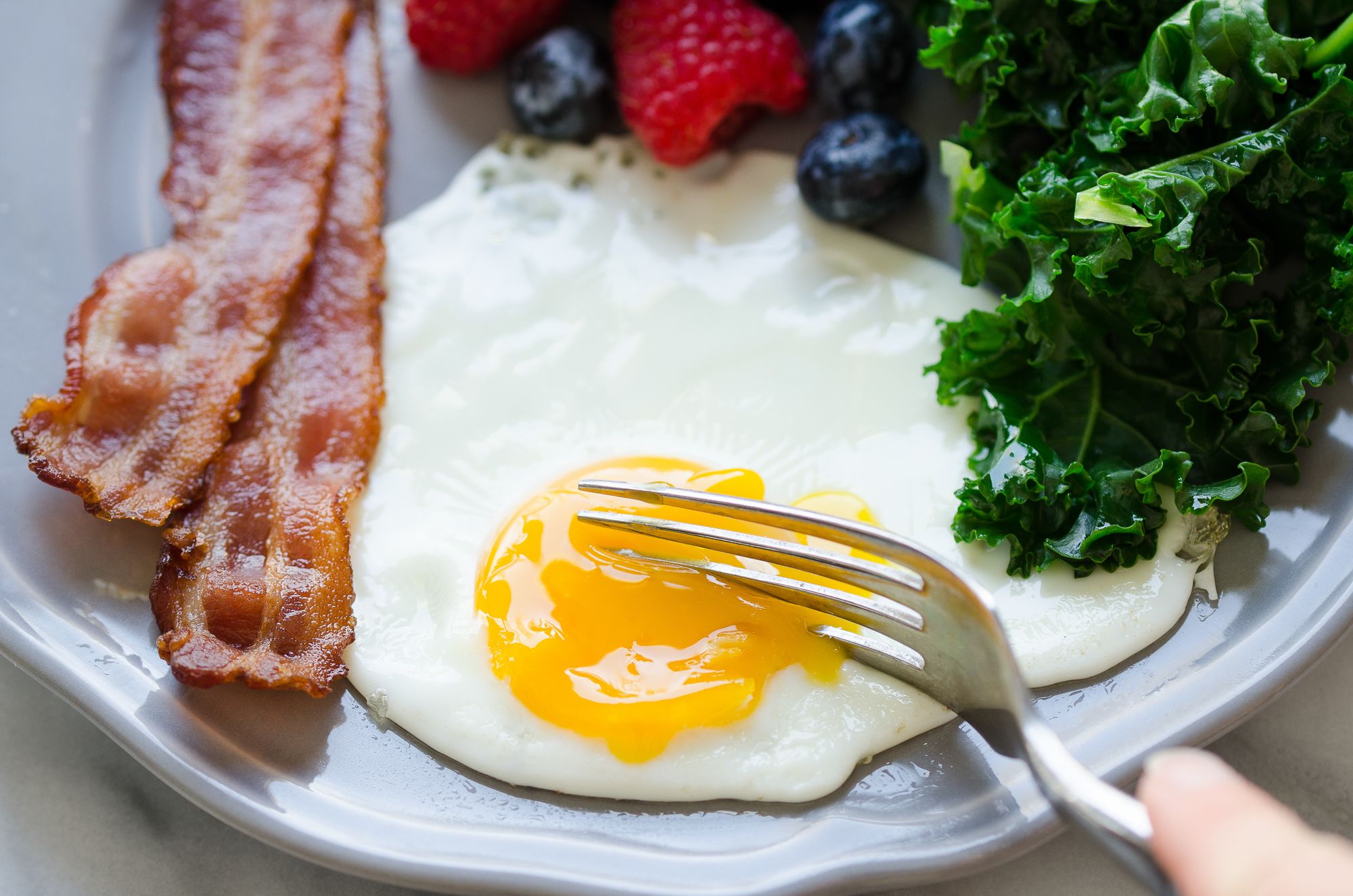 https://hips.hearstapps.com/thepioneerwoman/wp-content/uploads/2018/04/how-to-cook-a-sunny-side-up-egg-001.jpg