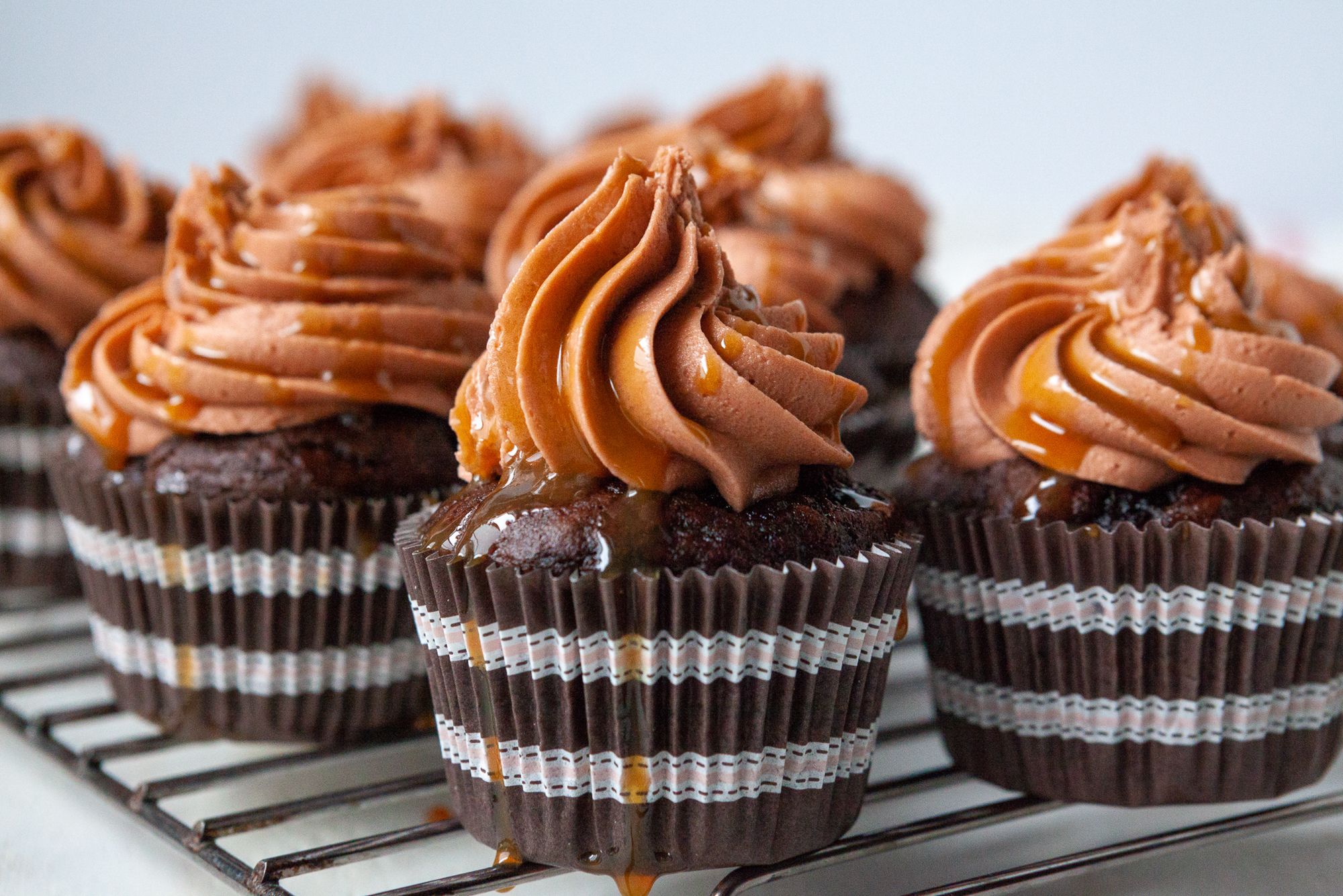 caramel drizzle cupcakes