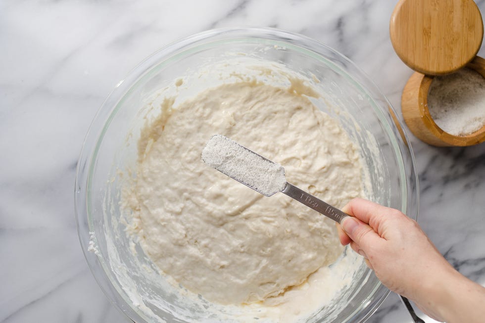 Sourdough: mixing the dough 