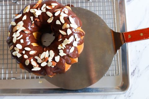 Tips for Baking with a Bundt Pan cake lifter