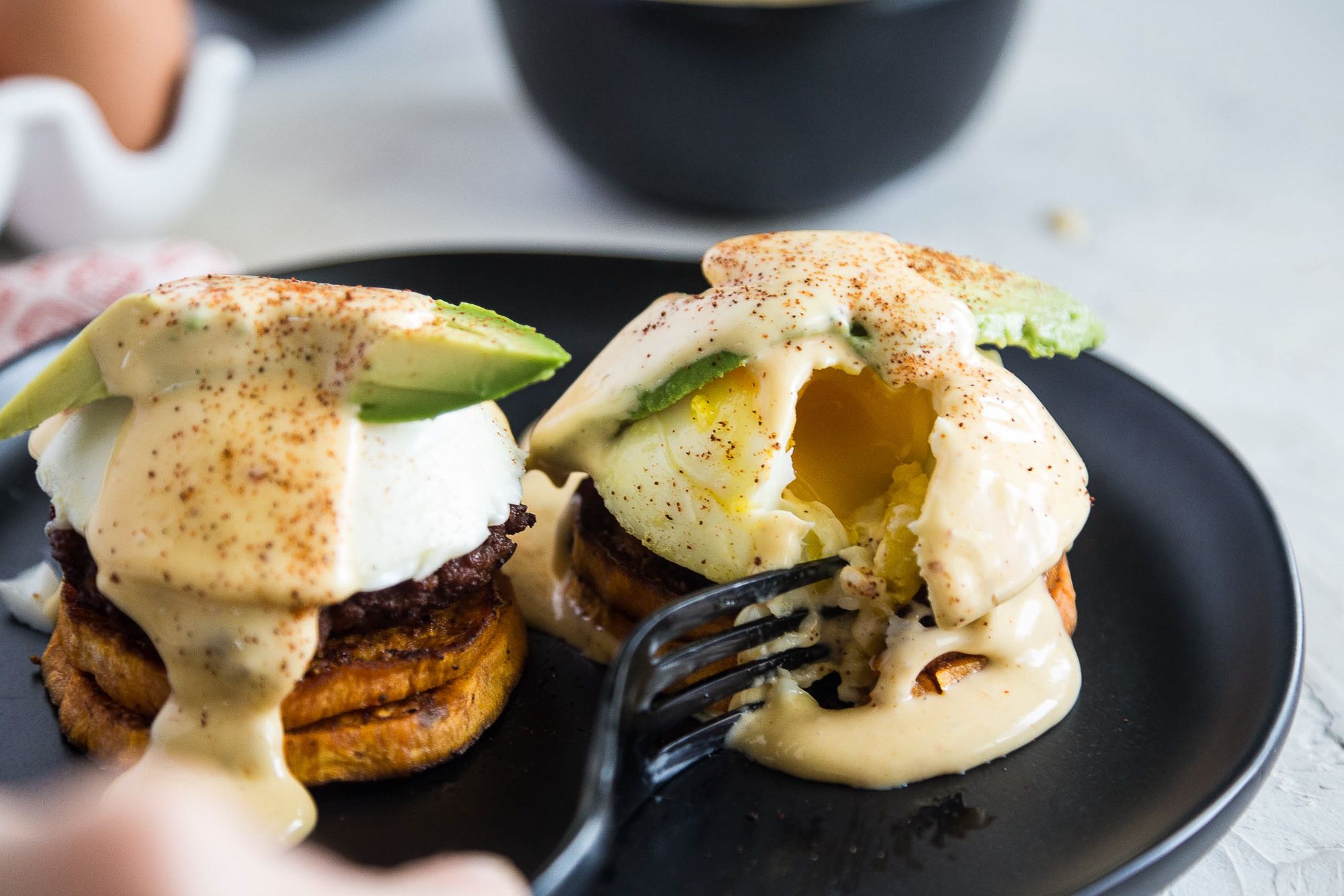 https://hips.hearstapps.com/thepioneerwoman/wp-content/uploads/2019/04/Instant-Pot-Poached-Eggs-and-Southwest-Eggs-Benedict-09.jpg