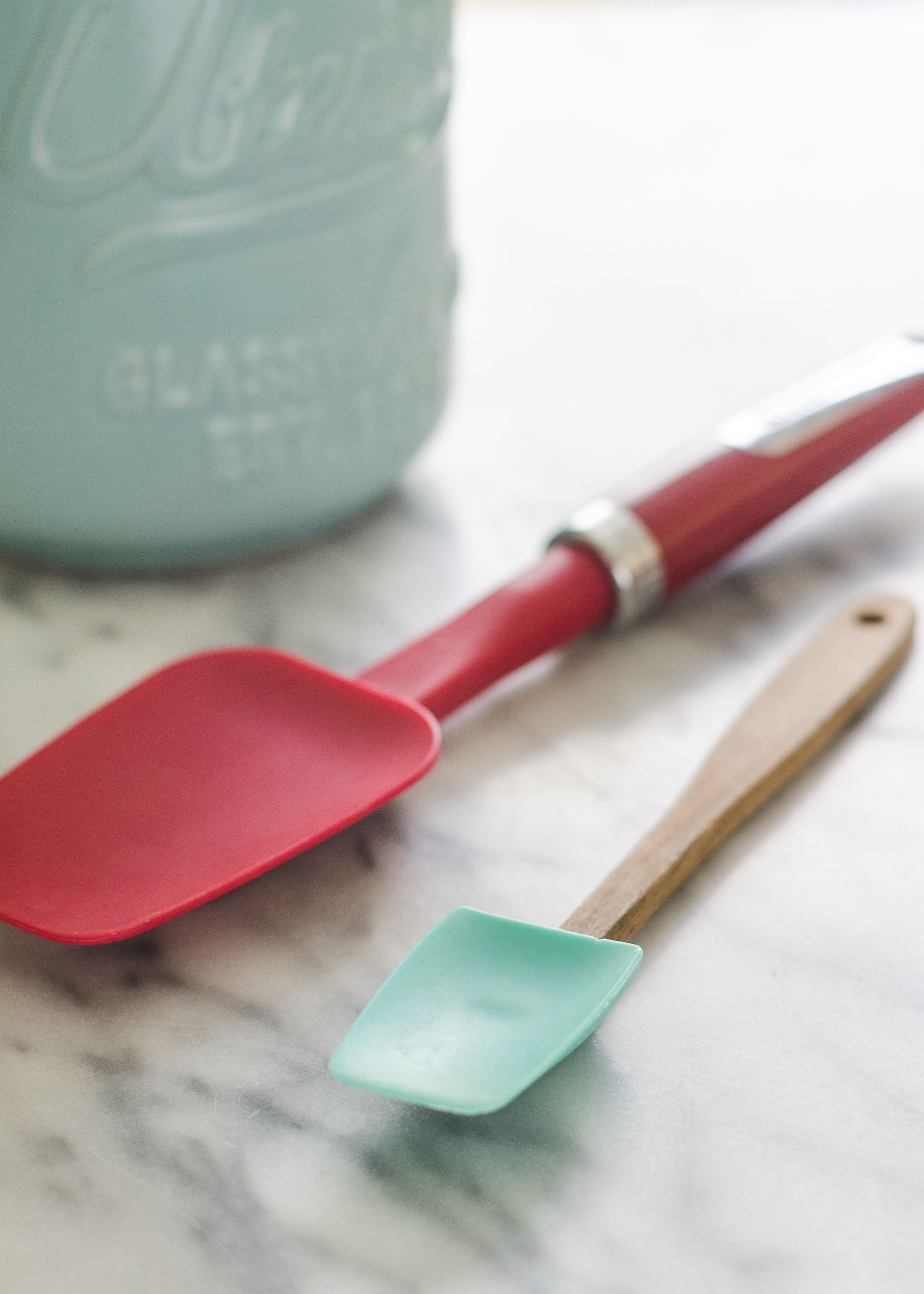 https://hips.hearstapps.com/thepioneerwoman/wp-content/uploads/2019/12/My-Favorite-Kitchen-Tool-The-Spoonula-11.jpg