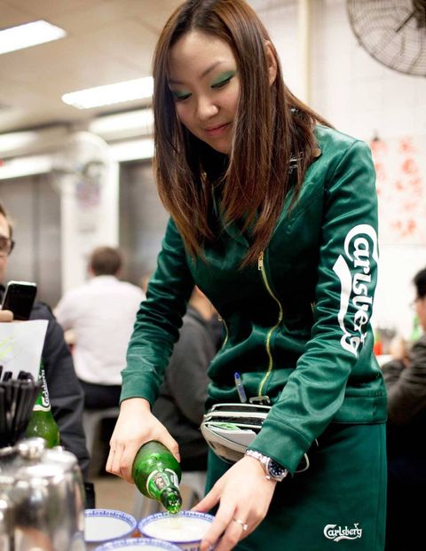 Green, Drinkware, Mechanical fan, Bottle, Drink, Long hair, Brown hair, Model, Glass bottle, Plate, 