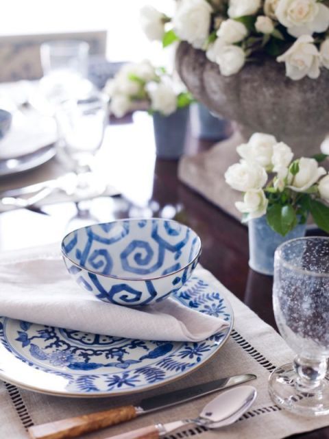Serveware, Blue, Dishware, Porcelain, Blue and white porcelain, Petal, Tablecloth, Tableware, Bouquet, Drinkware, 