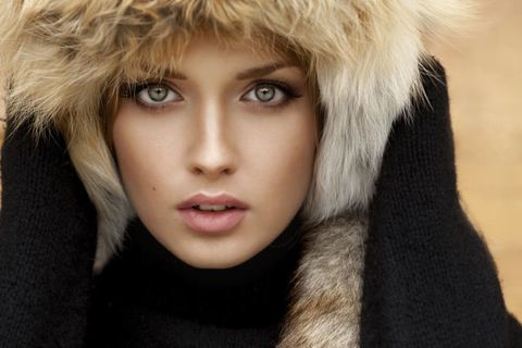 Lip, Textile, Fur clothing, Eyelash, Natural material, Animal product, Headgear, Iris, Fashion, Photography, 