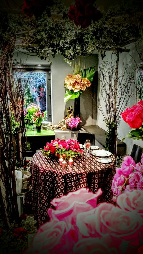 Tablecloth, Petal, Flower, Pink, Floristry, Cut flowers, Flower Arranging, Linens, Floral design, Bouquet, 
