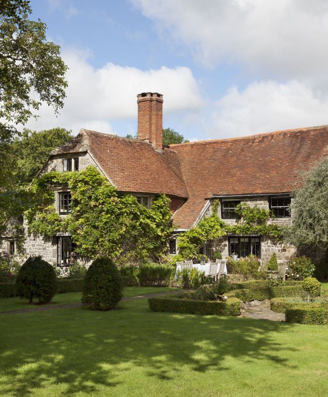 This 500 Year Old English Farmhouse Is The Ultimate In Cozy Elegance