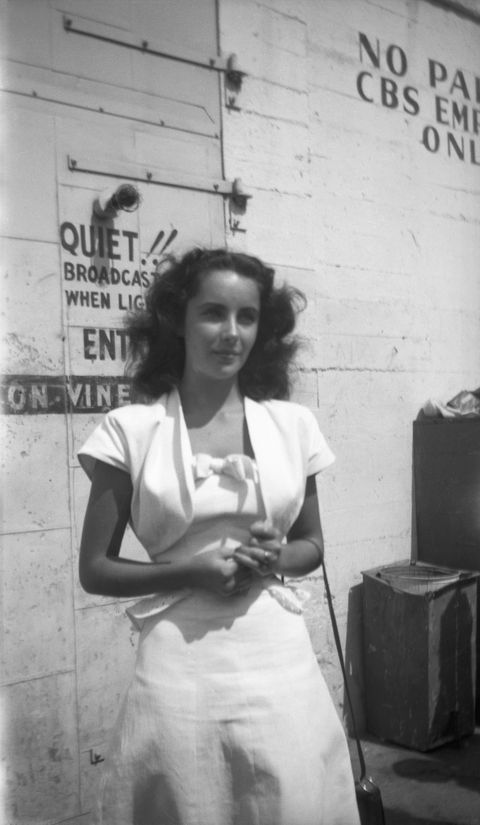 <p>Outside the CBS Radio studios in 1946. </p>