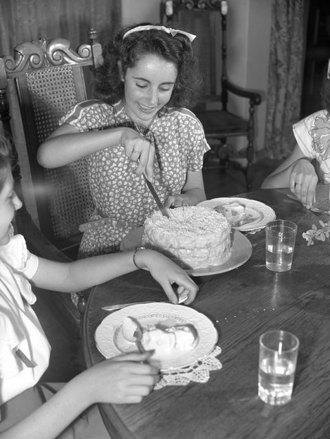 <p>At the dinner table in 1947. </p>