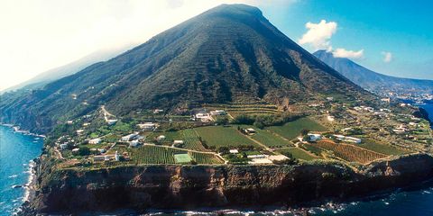 Mountainous landforms, Hill, Highland, Landscape, Mountain, Extinct volcano, Mountain range, Hill station, Volcanic field, Volcanic landform, 