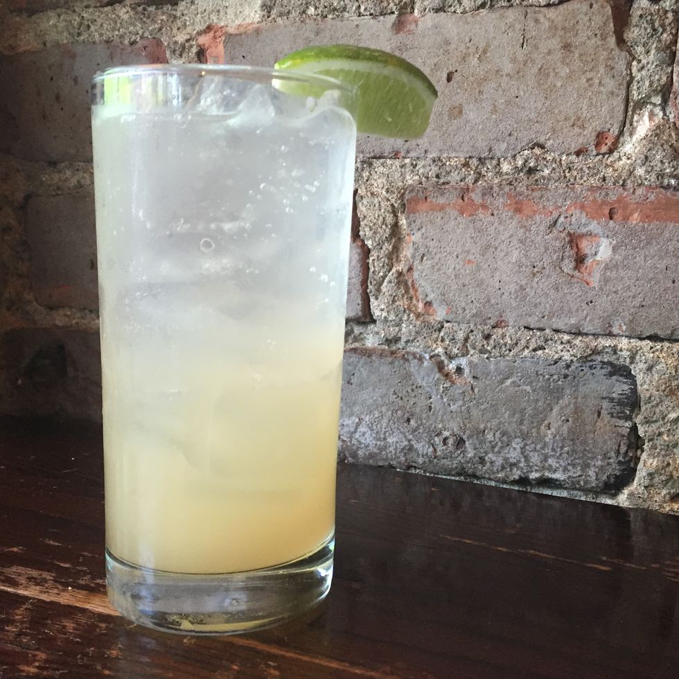 drink, lemonsoda, tom collins, alcoholic beverage, paloma, gimlet, rickey, distilled beverage, highball, cocktail,