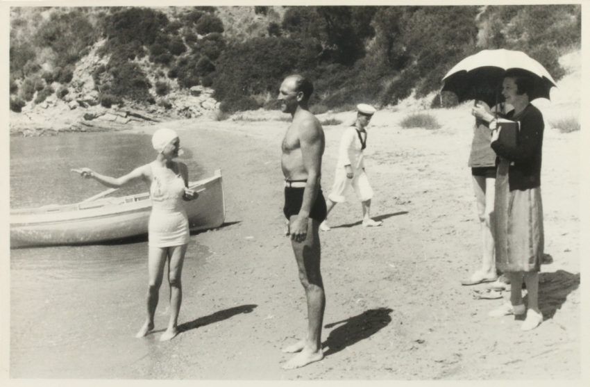 Wallis Simpson (left) with Herman Rogers and others on the beach.