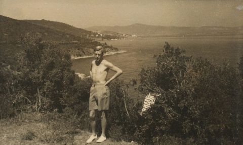 A shirtless Edward on vacation with Wallis Simpson.