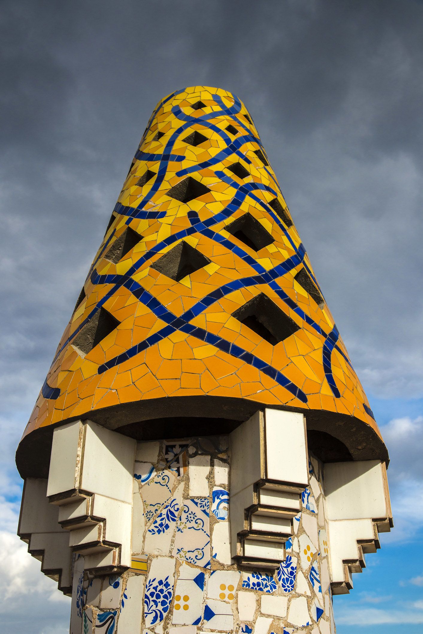 antoni gaudi mosaics buildings