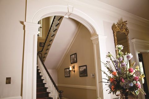 Stairs, Interior design, Property, Ceiling, Wall, Room, Molding, Bouquet, Interior design, Real estate, 