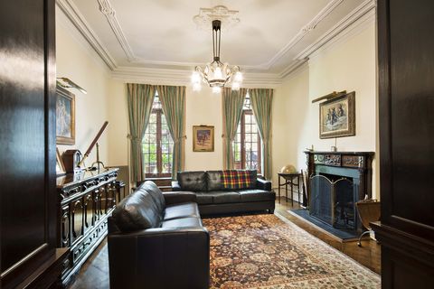 <p>The townhouse features several fireplaces.</p>