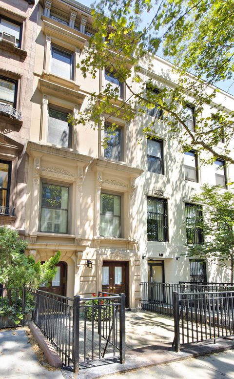 <p>The exterior of 127 East 78th Street</p>