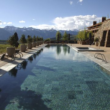 Swimming pool, Mountain range, Real estate, Water feature, Resort, Villa, Reflection, Resort town, Courtyard, Cumulus, 
