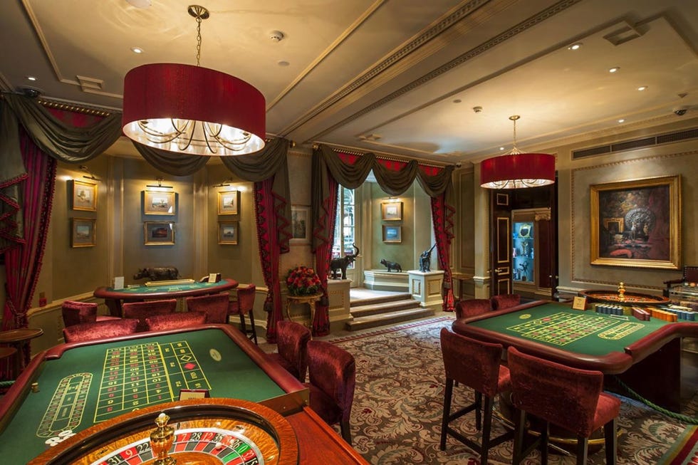 Room, Recreation room, Building, Games, Property, Interior design, Table, Furniture, Casino, Ceiling, 