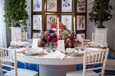 Tablecloth, Table, Bouquet, Furniture, Petal, Linens, Flower, Interior design, Room, Centrepiece, 