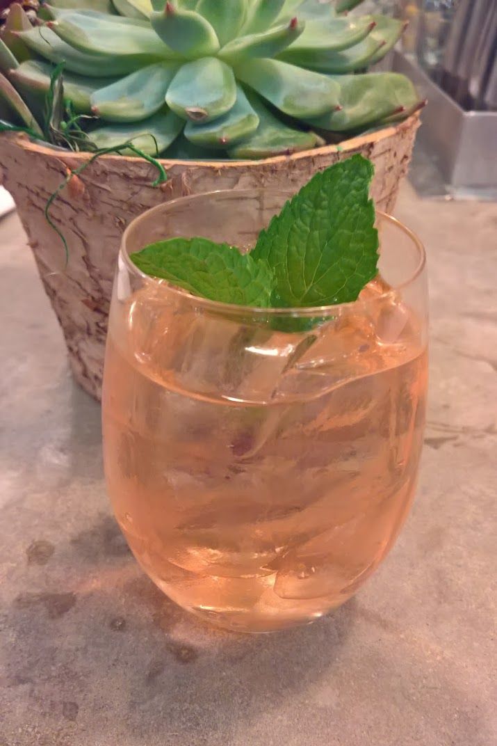 Drink, Mint julep, Non-alcoholic beverage, Alcoholic beverage, Mai tai, Cocktail garnish, Cocktail, Distilled beverage, Moscow mule, Spritzer, 