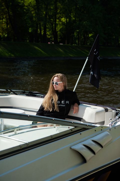 Boat, Watercraft, Recreation, Outdoor recreation, T-shirt, Boating, Glass, Sunglasses, Windshield, Naval architecture, 