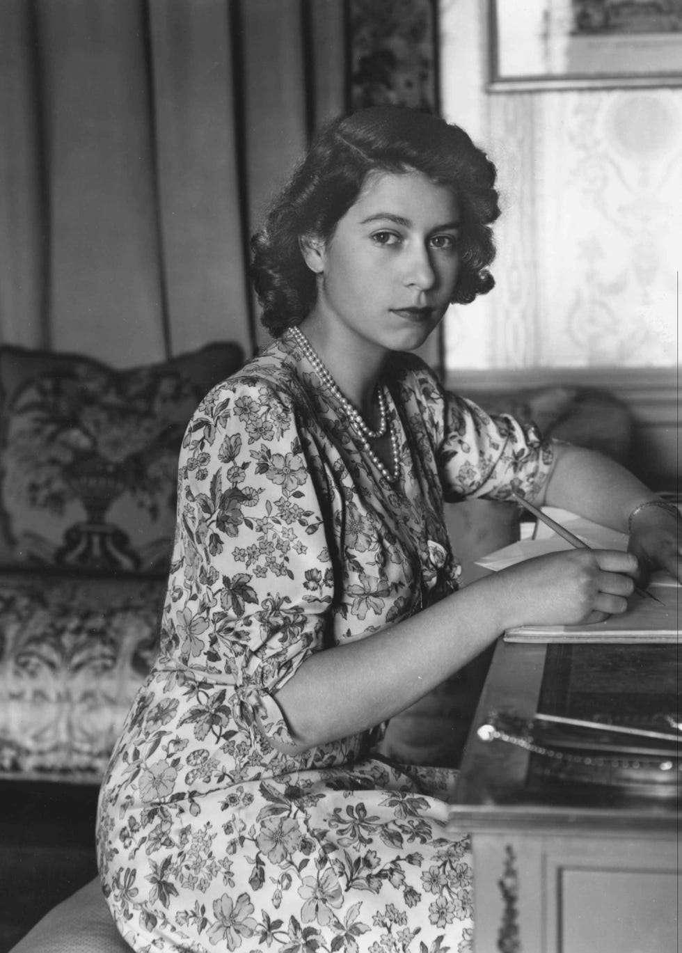 la princesa isabel escribe en su escritorio en el castillo de windsor