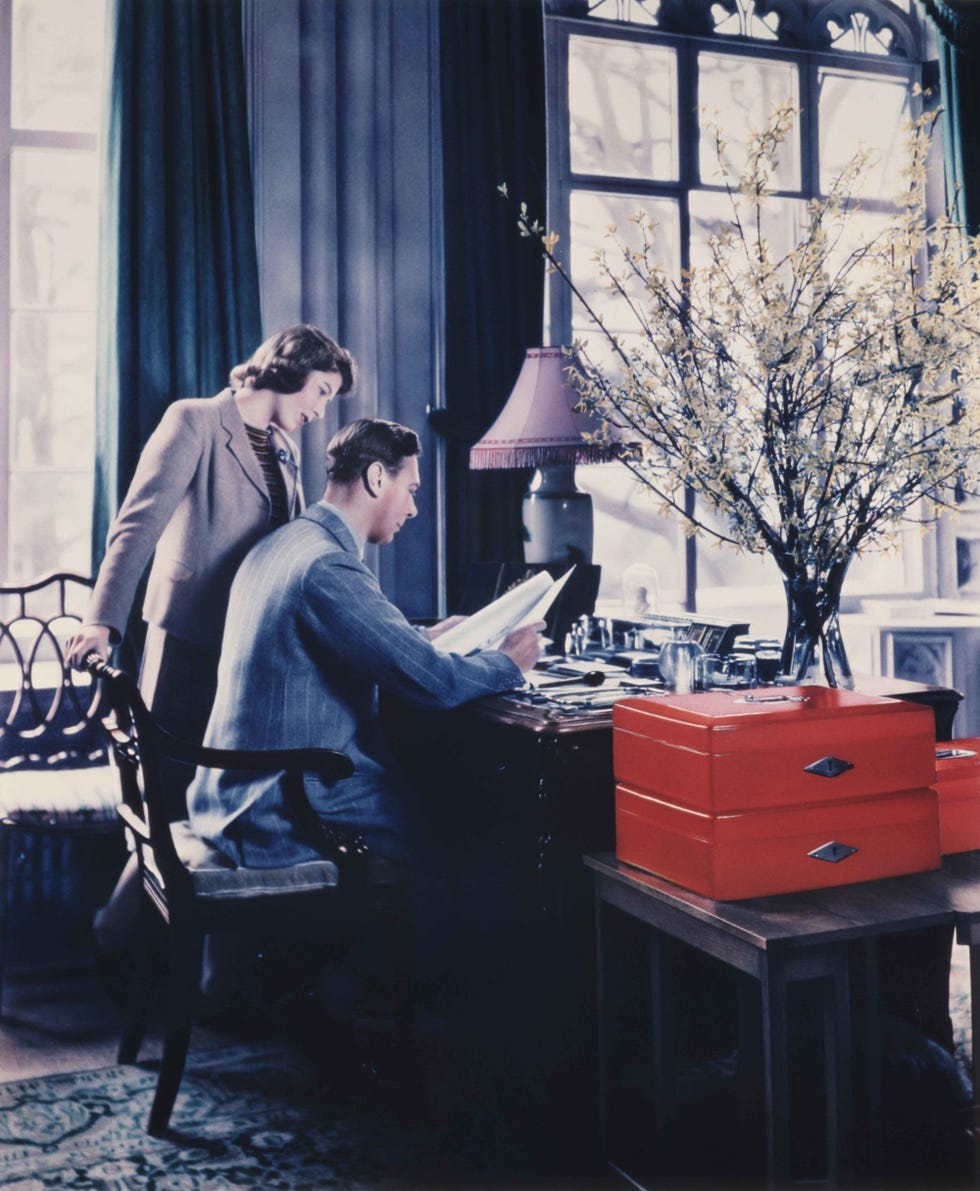 Interior design, Curtain, Sitting, Twig, Lamp, Window treatment, Office equipment, Writing desk, 